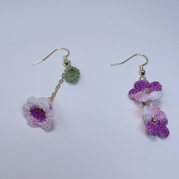 Micro crocheted asymmetrical dangle earrings - Picture 1 of 8